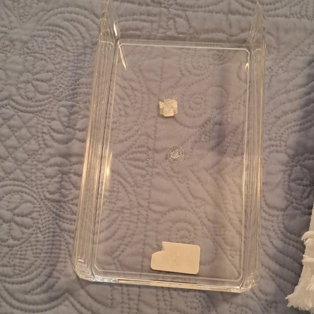 2 fingertip towels with acylic holder